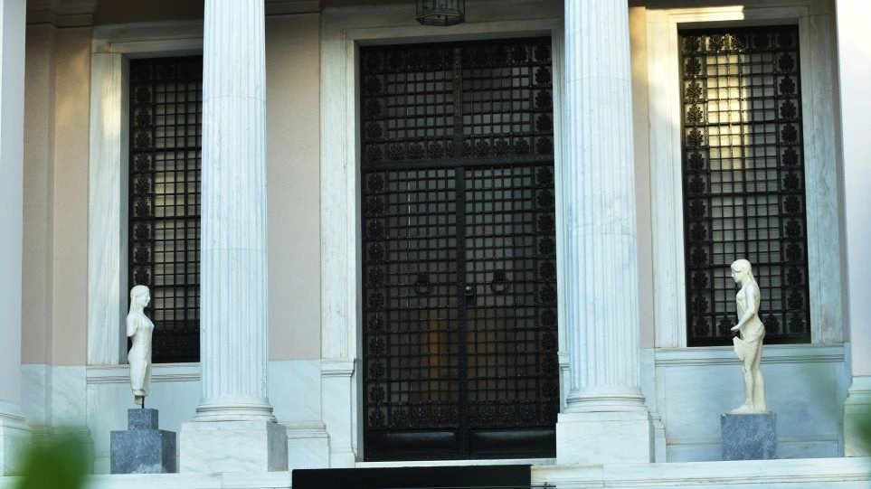 Μαξίμου για Μητσοτάκη: Προτείνουμε να μην κάθεται στον ήλιο